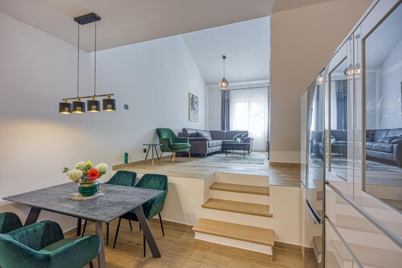 Sara Luxury In City Center Πόρετς Εξωτερικό φωτογραφία